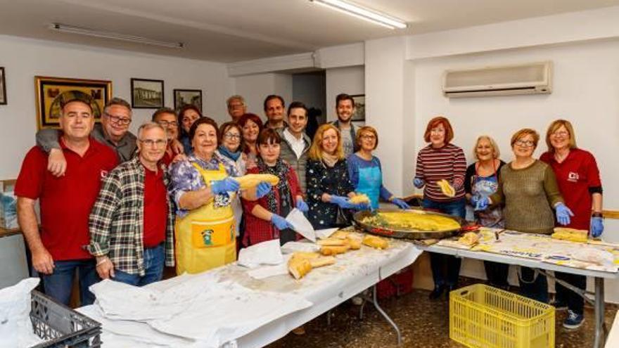 La asociación durante el reparto de tortilla.