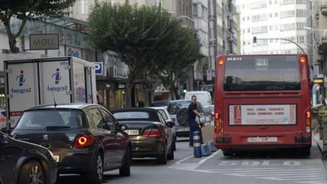 Un autobús en un tramo del carril específico de Federico Tapia, que el Concello retirará en diciembre. / f. martínez