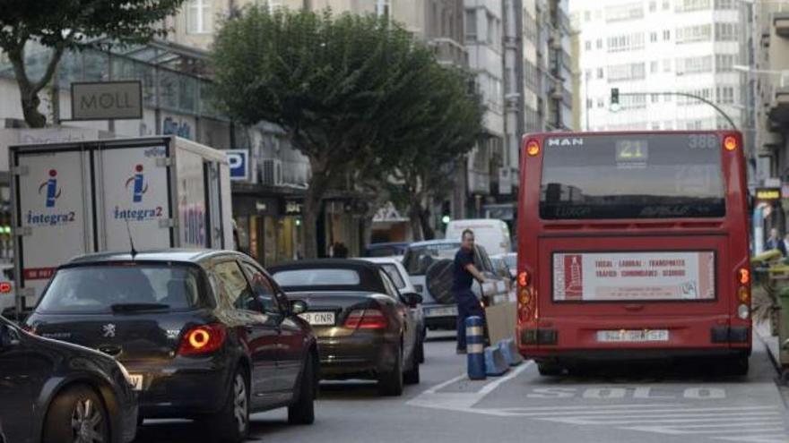 Un autobús en un tramo del carril específico de Federico Tapia, que el Concello retirará en diciembre. / f. martínez