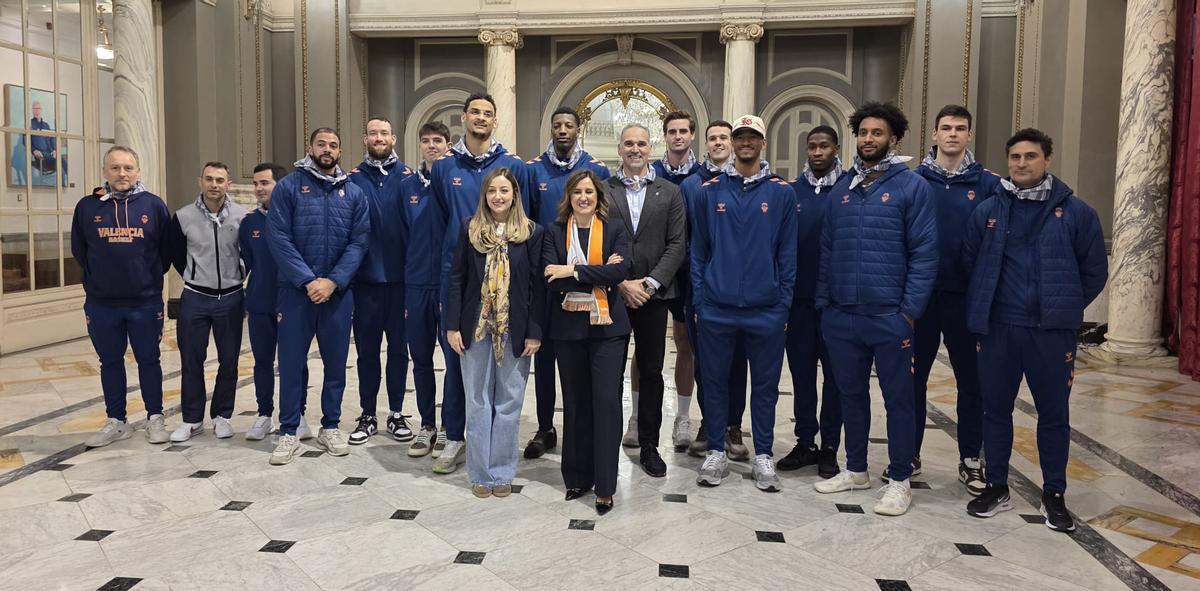 El Valencia Basket masculino posa con la alcaldesa de València antes de la mascletà