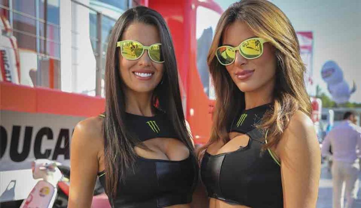 Las paragüeras son las protagonistas del paddock del Gran Premio de Catalunya de Moto GP