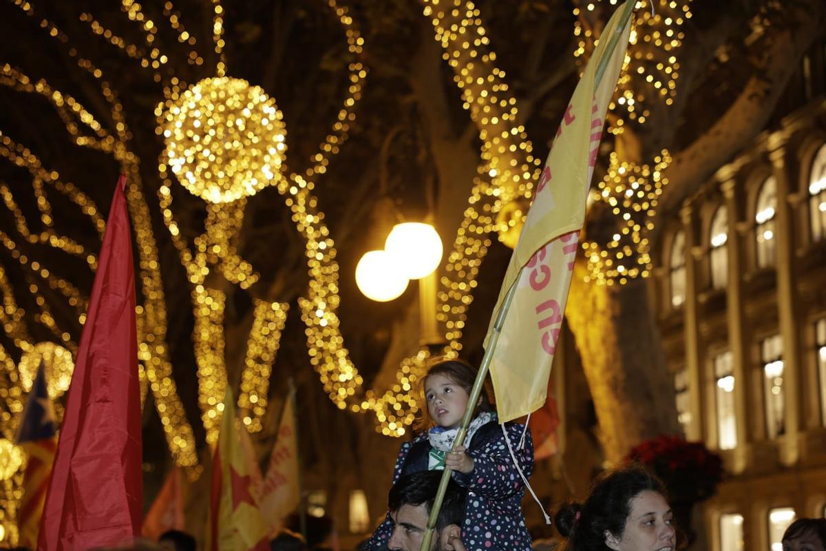 Más de un millar de personas marchan por el centro de Palma para reivindicar una Mallorca antifascista y en catalán