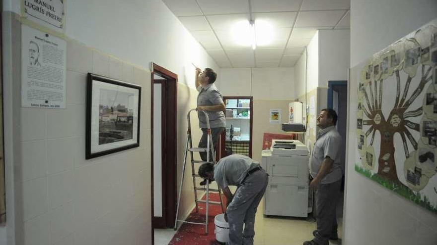 El zafarrancho de obras aún continúa en los colegios. En la imagen, el CEIP O Piñeiriño, ayer. // Iñaki Abella