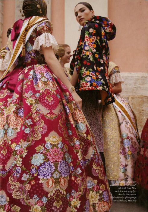 Posado de moda de Harper's Bazaar con la fallera mayor de Valencia y su corte