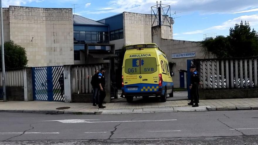 Policía Local y ambulancia en el Sexto Instituto el día de la tragedia. |   // FERNANDO. CASANOVA