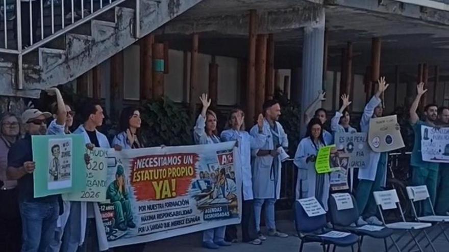 Los médicos de Aragón continúan de huelga y han vuelto a protestar a las puertas de los hospitales