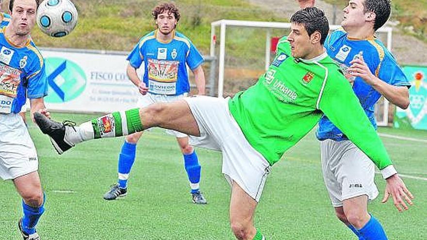 El llanisco Yoni intenta controlar el cuero rodeado de defensas del Covadonga, en un partido de la última Liga.