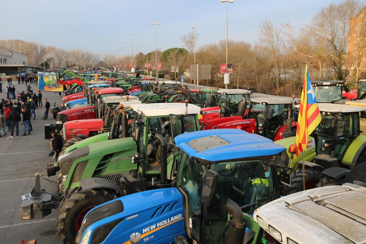 Tractores aparcados en la concentración de Fontajau, Girona.