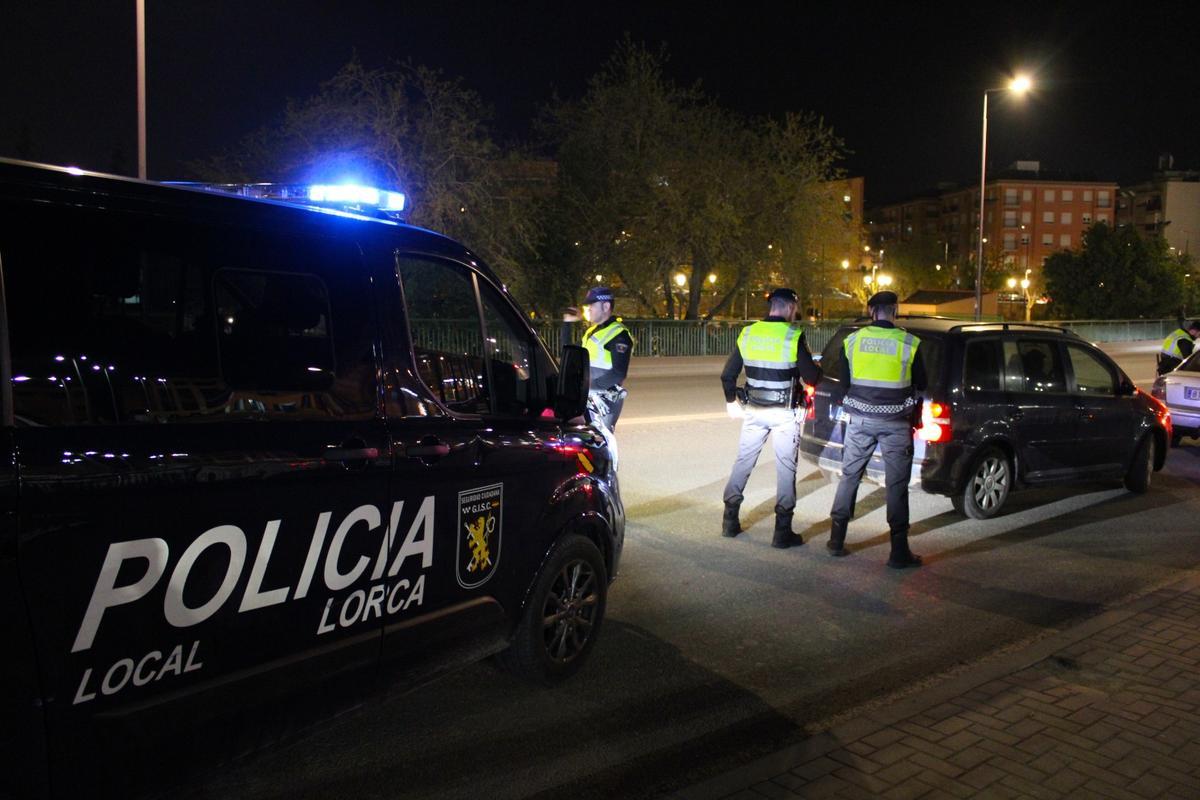 Policías de Lorca durante una operación preventiva.