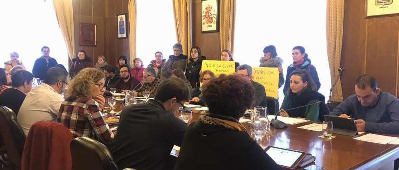 Voluntarios con pancartas, ayer, durante la celebración del Pleno en Mieres.