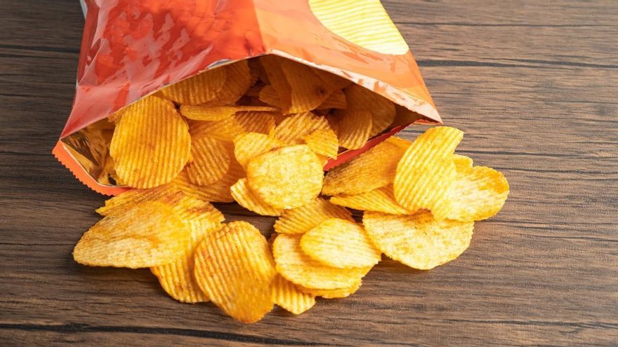 Se acabó pelar patatas: la receta definitiva de tortilla con patatas fritas de bolsa