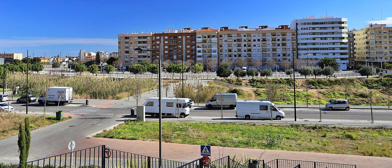 El solar del ensanche urbano de Santa Anna, con los edificios de la calle Pinet al fondo, en el que se levantarán 74 pisos para alquiler.            levante-emv