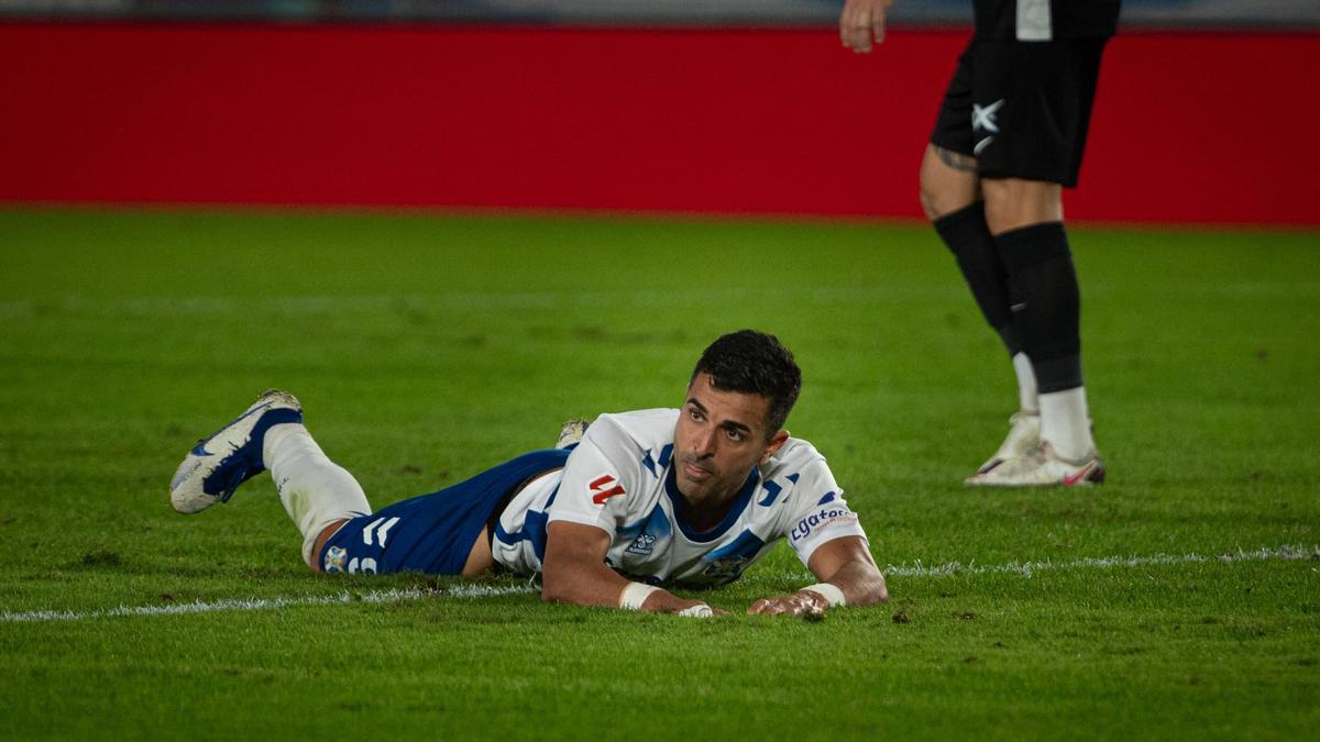 Ángel se lamenta tras desaprovechar una oportunidad de gol.