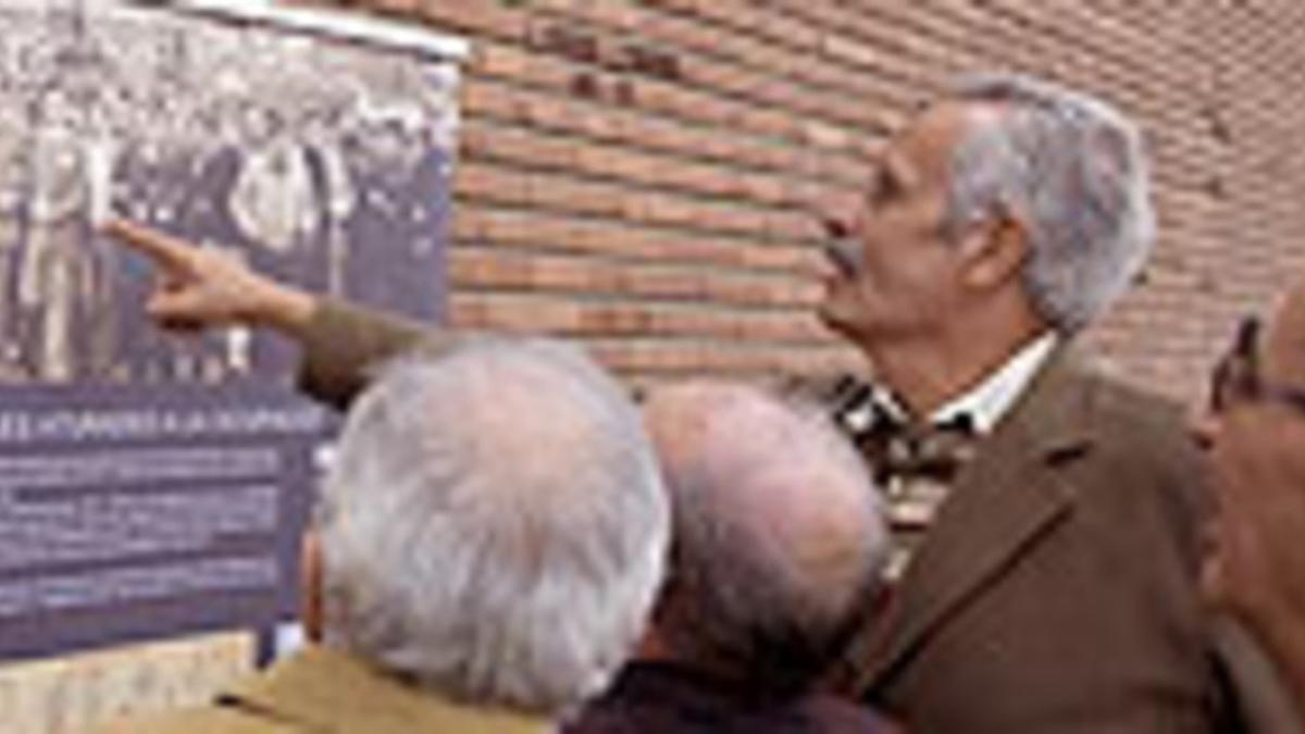 Miembros del Memorial Democrático de Seat, ayer, en el lugar en el que mataron a Antonio Ruiz Villalba.