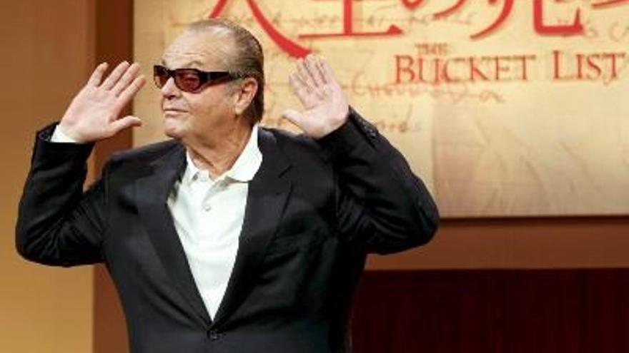 El actor estadounidense Jack Nicholson gesticula durante el estreno de la película ´The Bucket List´ en Tokio. Dirigida por Rob Reiner, y con Nicholson y Morgan Freeman como protagonistas, la cinta sigue a dos enfermos terminales en su viaje por carretera con una lista de deseos que cumplir antes de morir. El filme llegará a las salas de cine japonesas el próximo 10 de mayo.