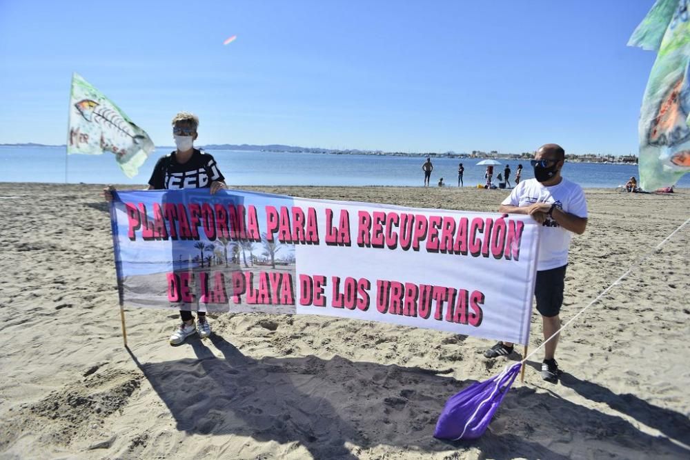 Centenares de personas se concentran en Villananitos para alertar del mal estado del Mar Menor