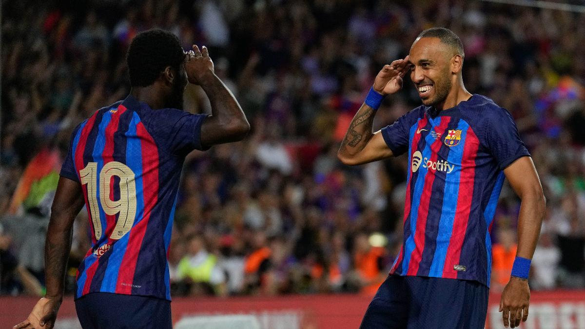 Aubameyang y Kessié celebran el quinto gol ante Pumas