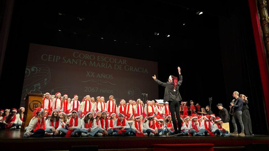 La celebración del XX aniversario del coro abarrotó el Teatro Romea.