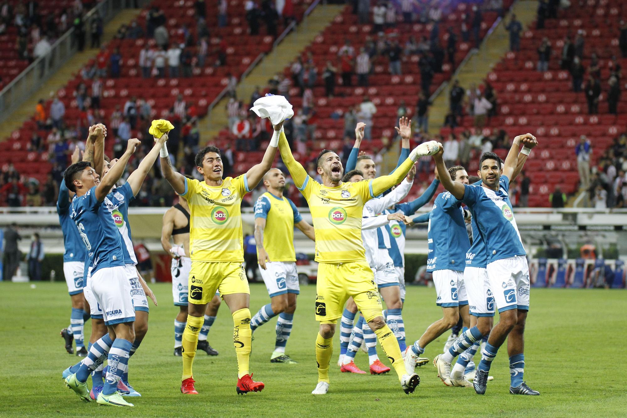 Los jugadores del Puebla celebran su victoria