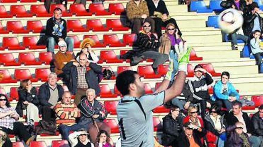 Dani Laviana despeja un balón en presencia de Ángel y Carly.