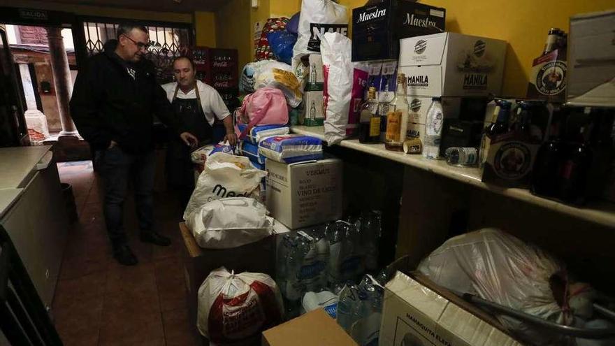 Esteban Cano, de la asociación &quot;Ningún niño sin cenar&quot;, y José Ángel Llamazares, propietario del K&#039;fé de Jose, durante la recogida de alimentos.