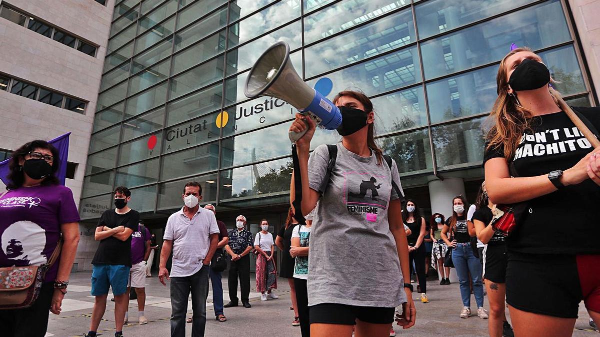 Concentración para rechazar la violencia contra las mujeres en la Ciudad de la Justicia. | F. CALABUIG