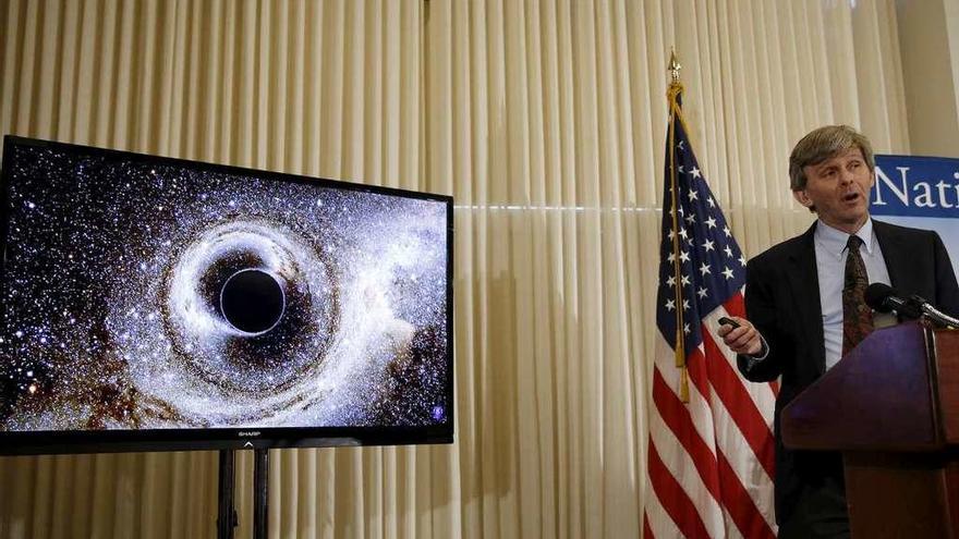 El director de LIGO durante la presentación del primer hallazgo de las ondas en 2016.