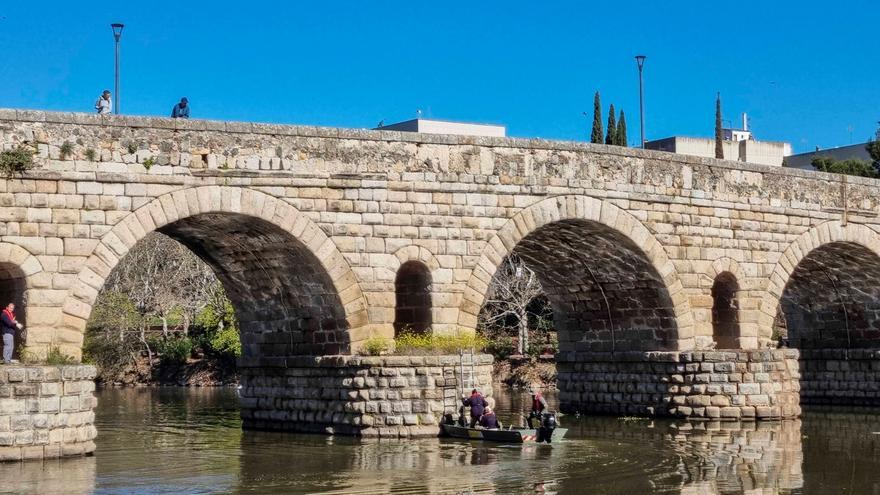 El consorcio realiza unos trabajos de limpieza en las pilas del puente romano
