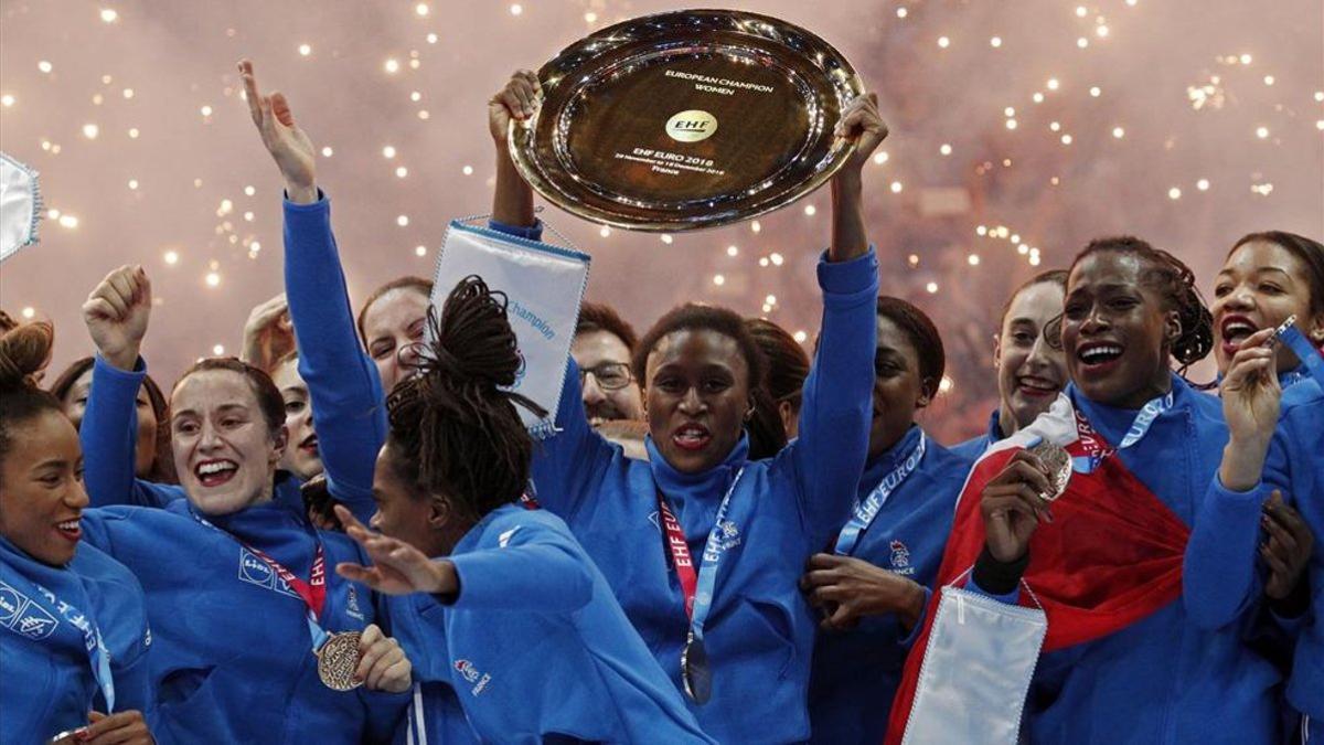 Las jugadoras francesas levantando el trofeo