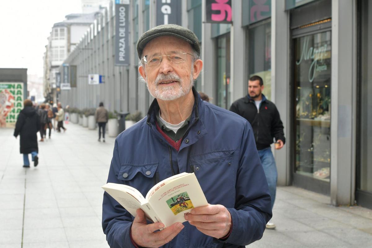O autor de 'O Pícaro Sindiño', Carlos Freire, na praza de Lugo.