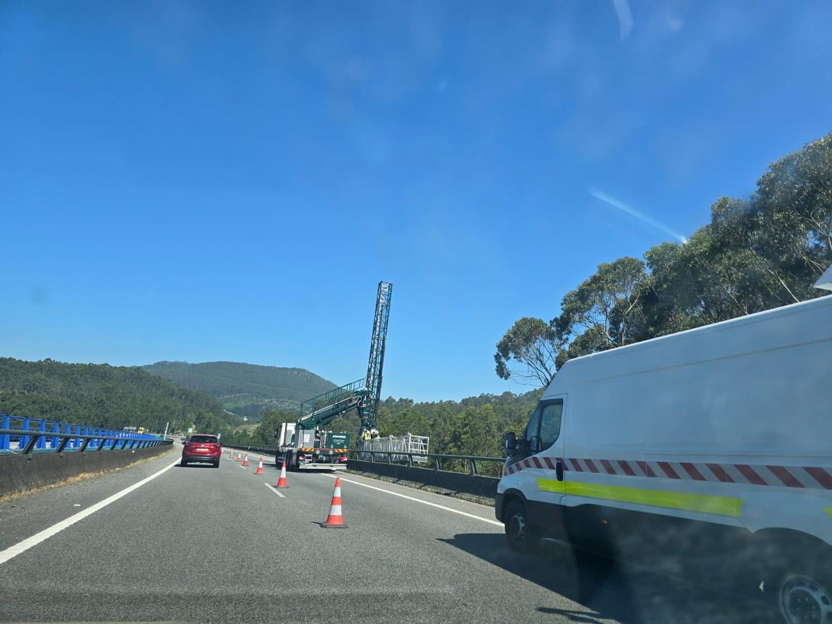 Trabajos, ayer, en la estructura que cruza el río de A Fraga.