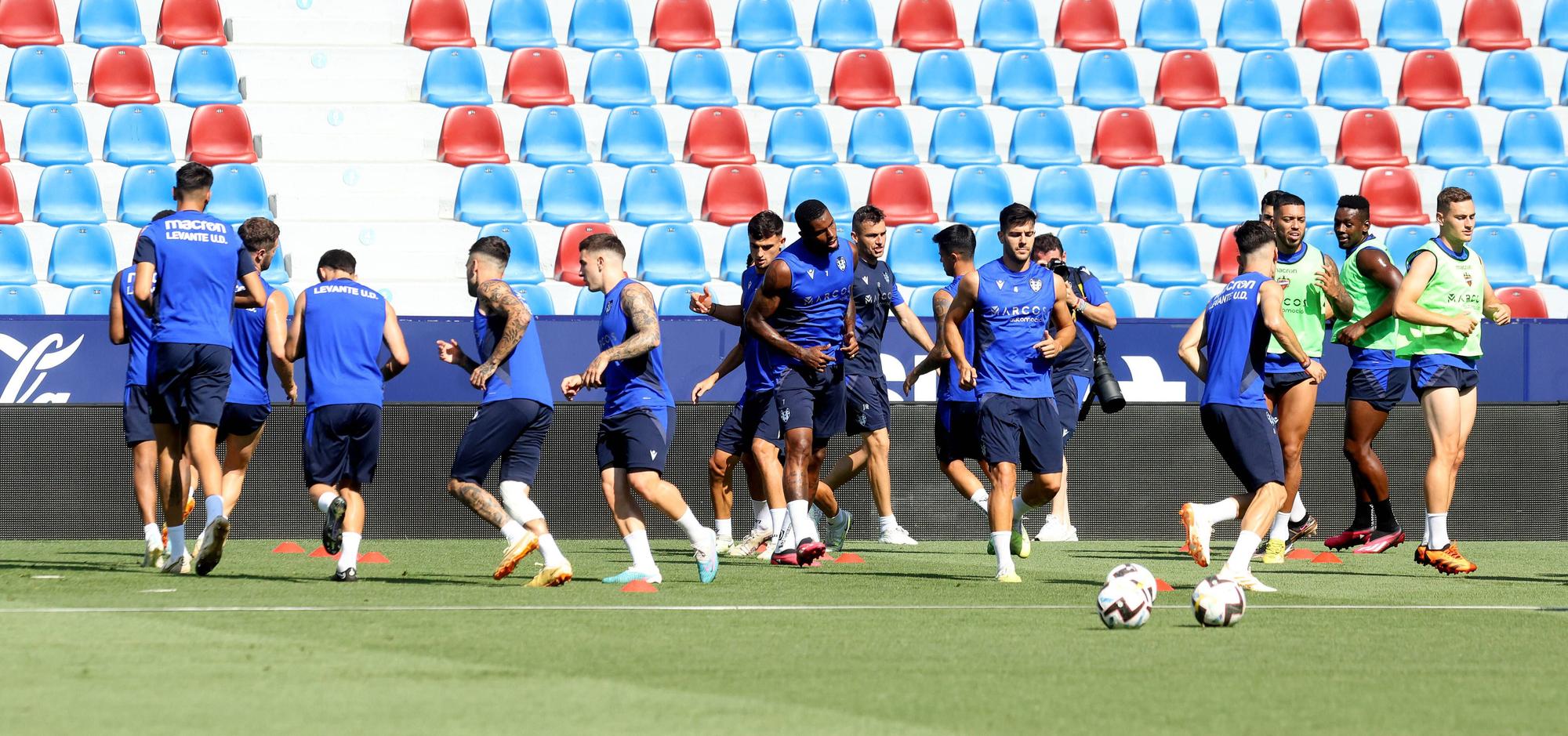 Ambiente de Primera en el entrenamiento a puertas abiertas