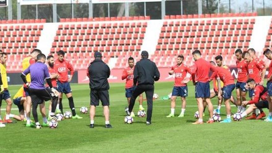 La plantilla, en un entrenament a l&#039;estadi de Montilivi.