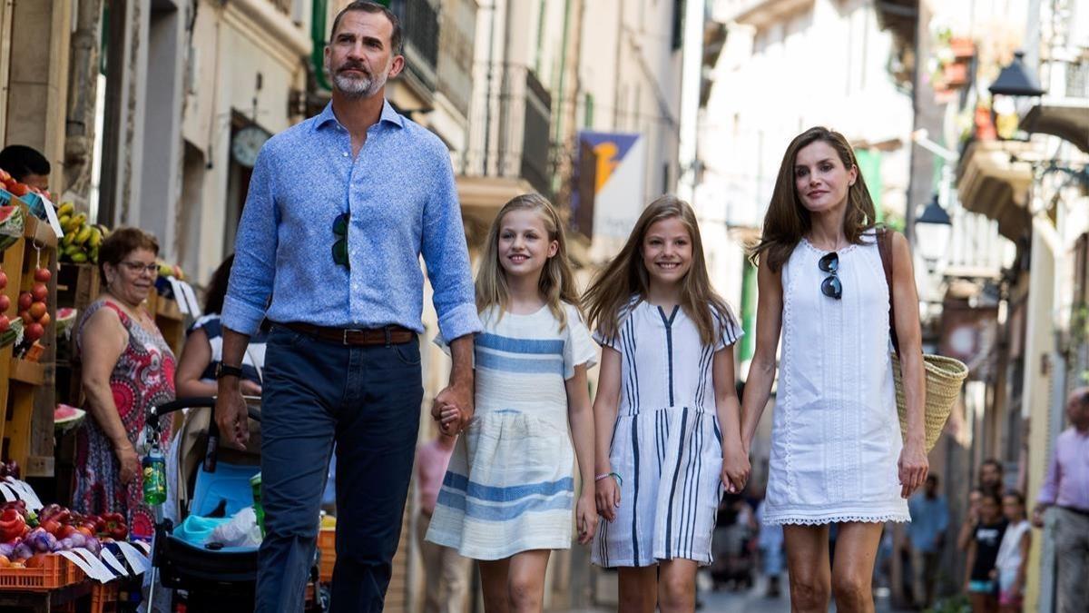 lmmarco39576464 topshot   spanish king felipe vi  l   his wife queen letizia170806162924