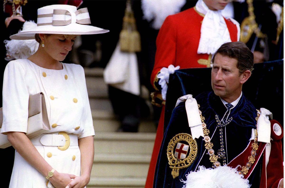 Diana y Carlos durante una ceremonia en el castillo de Windsor en junio de 1992.