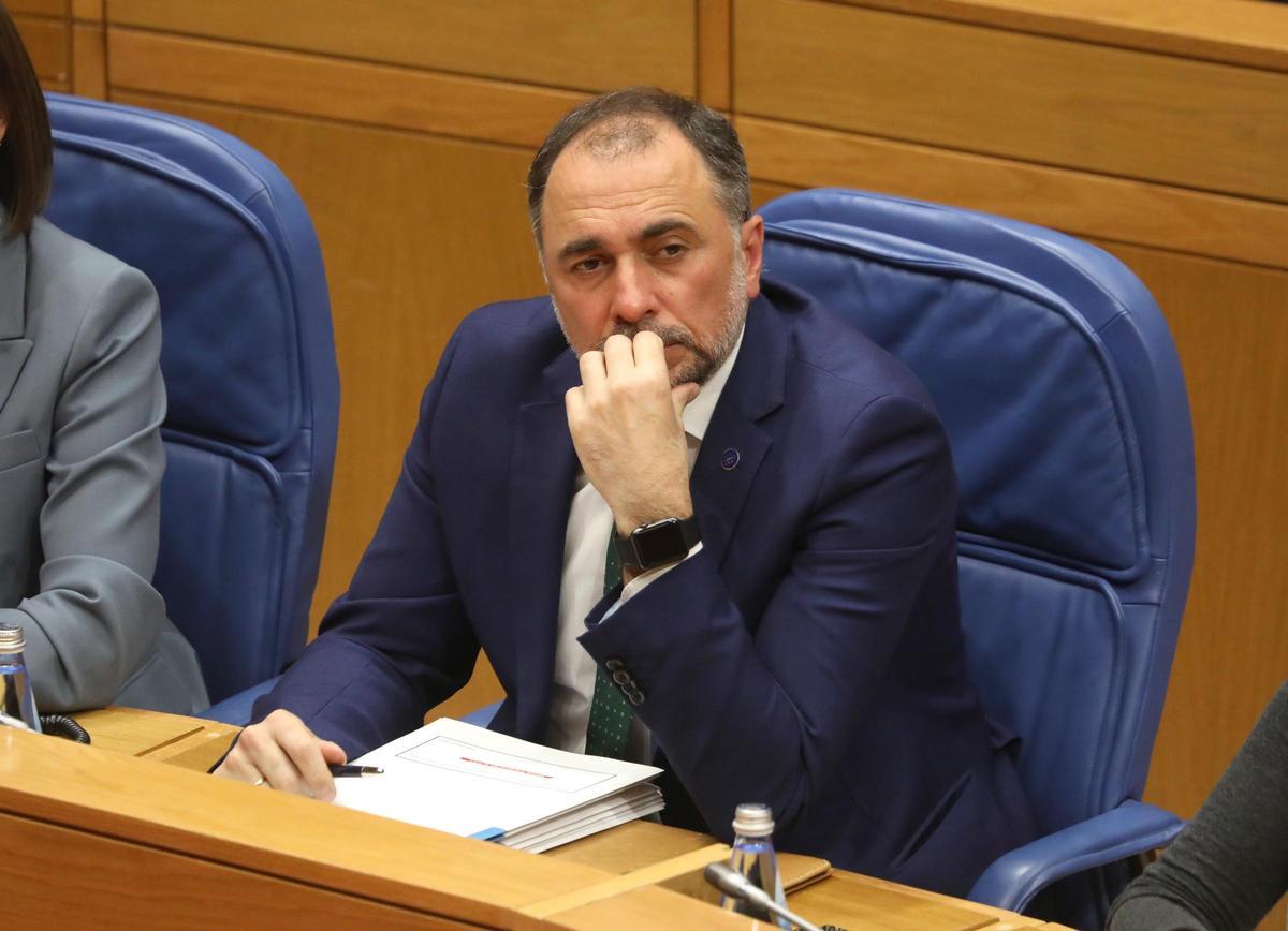 El conselleiro de Sanidade, Julio García Comesaña, hoy en el pleno del Parlamento de Galicia.