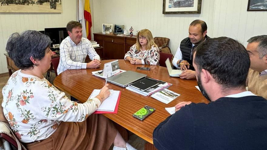 El alcalde de Sada, ayer, con representantes de los comerciantes y el edil de Promoción Económico. |   // L.O.