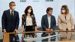 La presidenta de la Comunidad de Madrid, Isabel Díaz Ayuso (2i),  durante la presentacion este martes en la Real Casa de Correos, sede del Gobierno regional de la maqueta del proyecto final Madrid Nuevo Norte, un acto en el que también participan el alcalde de Madrid, José Luis Martínez-Almeida (2d), y el presidente de Distrito Castellana Norte,  Álvaro Aresti.