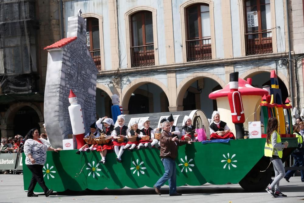 Pregón y desfile de carrozas en las fiestas del Bollo en Avilés