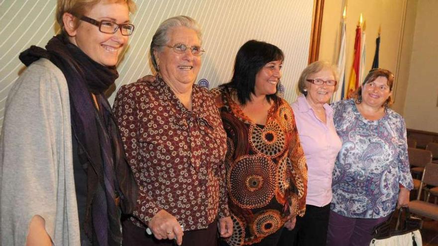 La Señora Carmen, entre Lola Dopico (izq.) y la cantante Uxía, junto a Fita y Teresa, del grupo Malvela. // G.S.