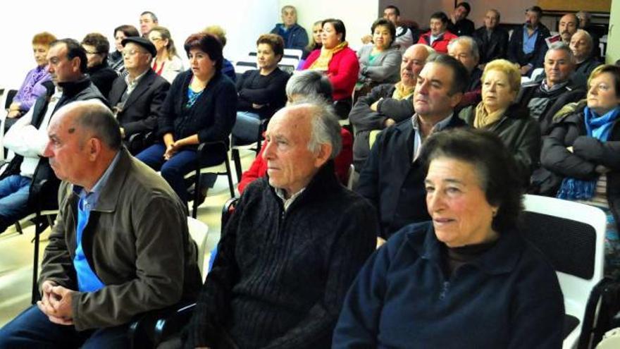 Los vecinos acudieron en masa a la asamblea, celebrada en el local social de la comunidad de San Lourenzo.  // Iñaki Abella