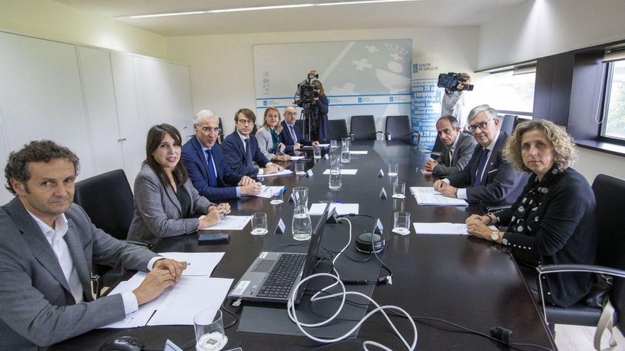 Lorenzana, Conde y Corgos, ayer, con miembros de la Xunta, empresarios y sindicatos. | // CONCHI PAZ