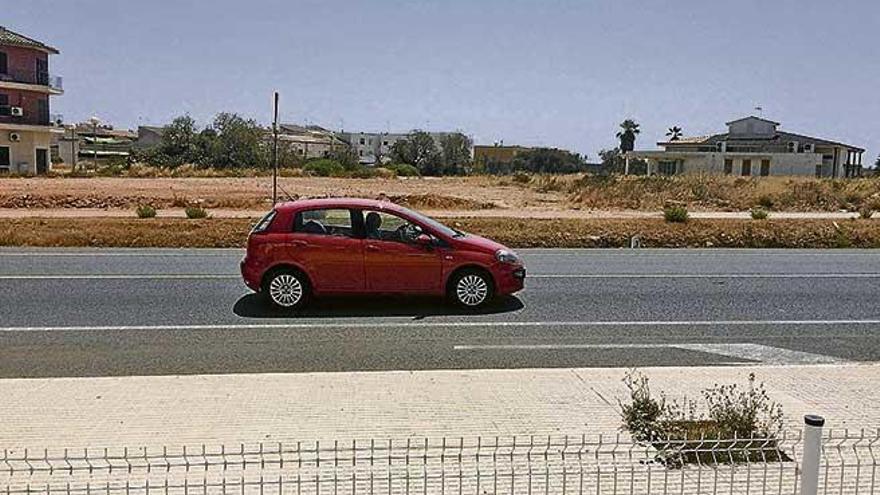 Carretera de entrada a Campos, zona del centro de día.