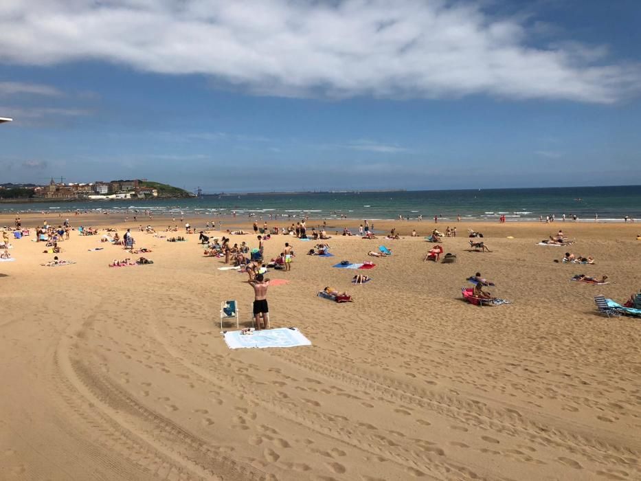 Sábado de playa en Asturias: camino de aforo lleno