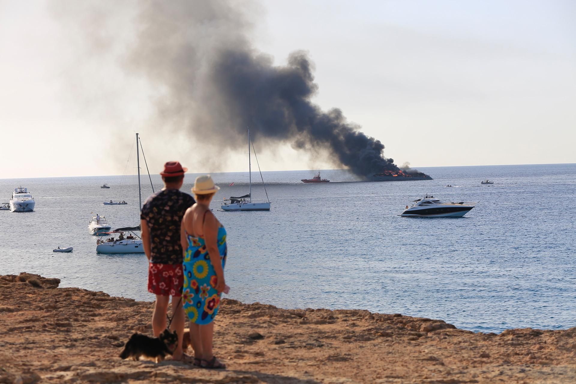 Arde un yate de unos 40 metros de eslora en Formentera.