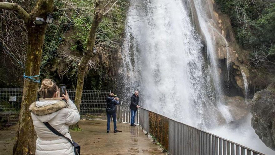 L’espectacularitat del Salt de la Caula atrau curiosos de tot arreu