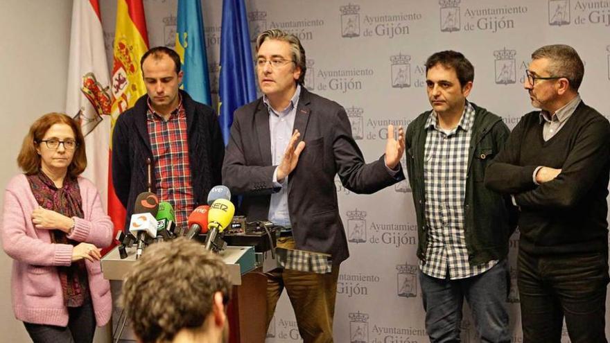 De izquierda a derecha, los concejales Ana Castaño (IU), César González (PSOE), Pablo González (PP), Orlando Fernández (XSP) y José Carlos Fernández Sarasola (C&#039;s), en la comparecencia conjunta.