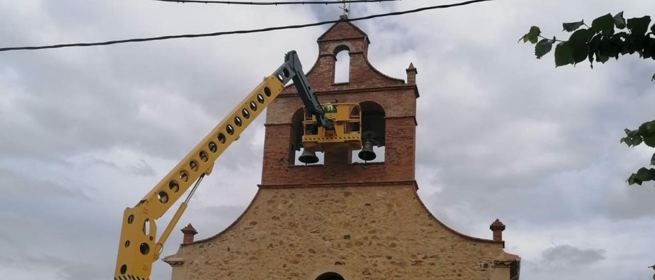 Trabajos de remate en el campanario de la iglesia de Sarracín, ayer