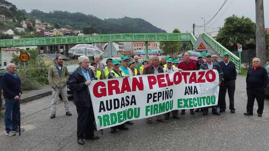 Los afectados por al ampliación de la AP-9, ayer, protestan junto al vial.