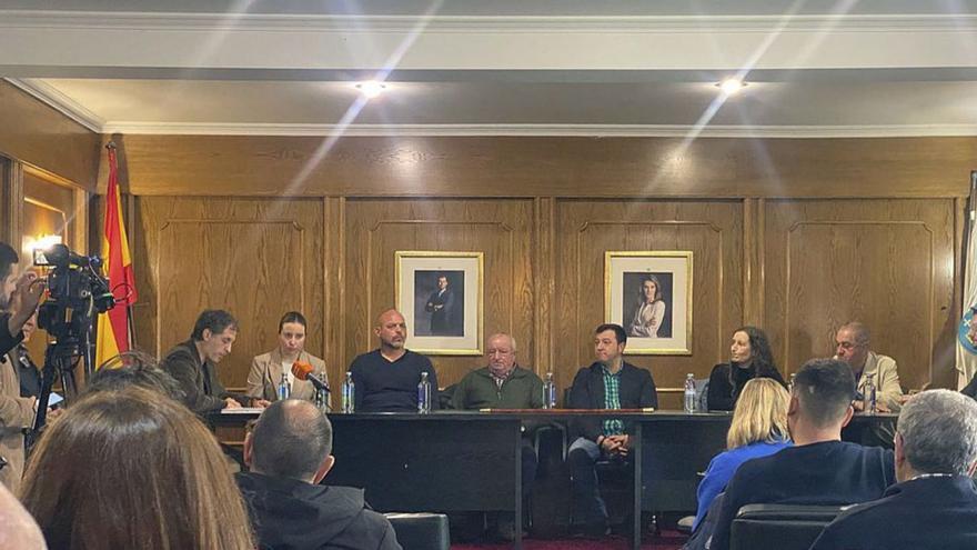 Pedro Yáñez, quinto por la izquierda, en el pleno de ayer. |  FdV